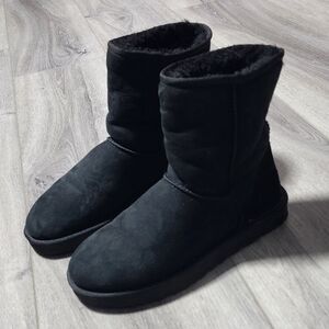 UGG Classic Short II Black Suede Boots With Skeepskin Lining Womens Size 9